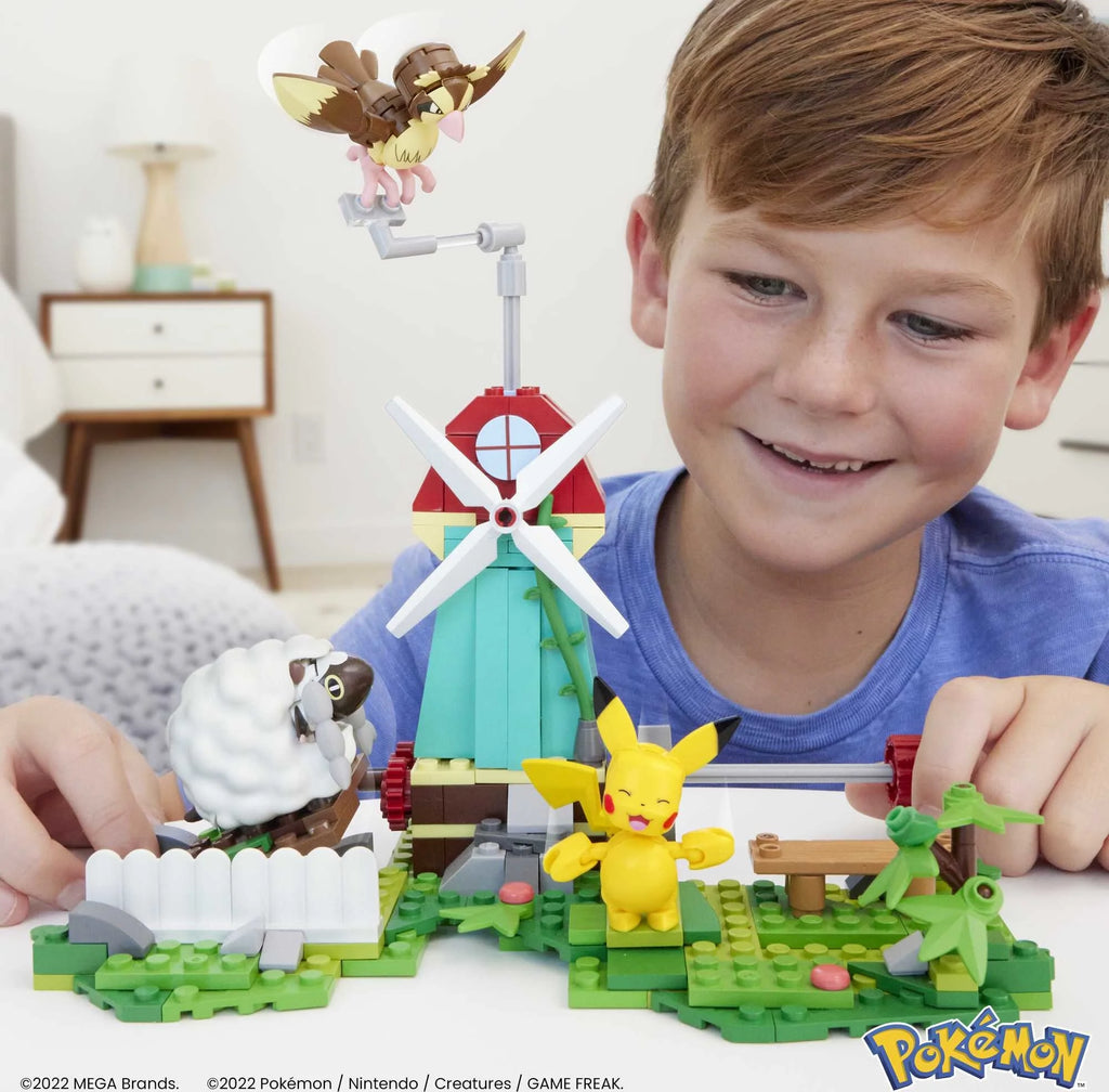 Pokemon Building Set, Countryside Windmill with 3 Poseable Action Figures (240 Pieces)